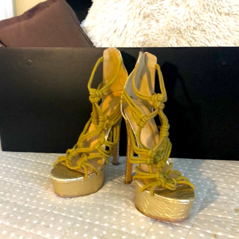 🌹REDUCED🌹SHOE REPUBLIC  GITTY IN GOLD!!!